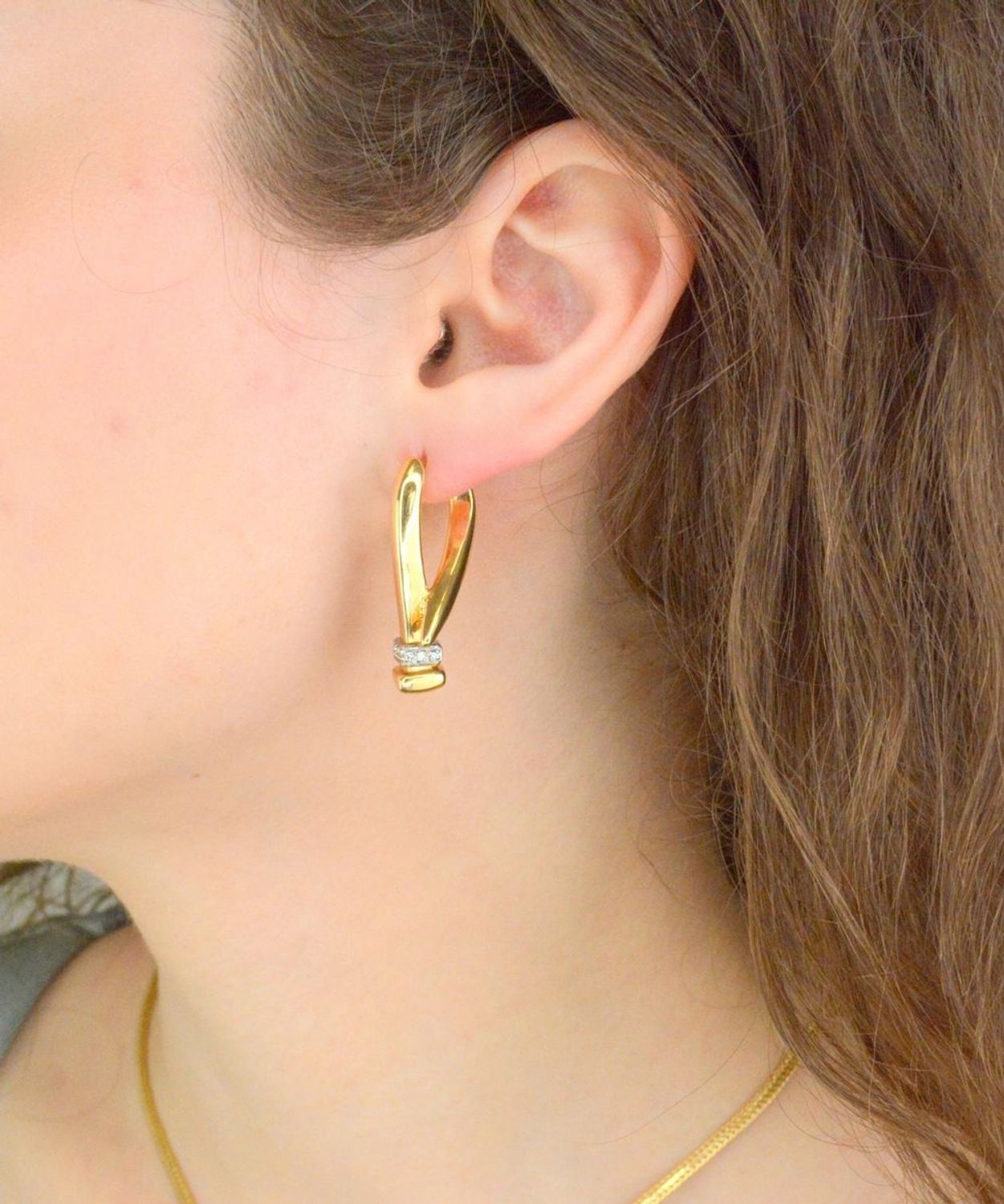 Złote kolczyki z cyrkonią próba 585, KO 781 585 KL  Kolczyki złote to wspaniały podarunek dla każdej eleganckiej kobiety.  Koczyki zapinane są na wygodne bezpieczne zapięcie angielskie typu lira. Kolczyki ze złota to doskona.jpg